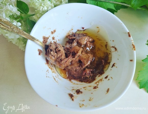 Добавляем к нему жидкий мед.