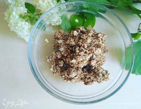 Соединяем овсяные хлопья с нашей массой, тщательно перемешиваем.