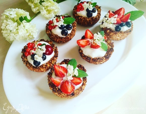 Заполняем корзиночки греческим йогуртом, украшаем сезонными ягодами, можно добавить веточку мяты. Приятного аппетита. Вкусный быстрый завтрак готов!