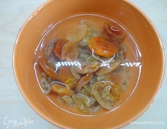 Изюм и курагу промыть и залить на 15–20 минут кипятком.