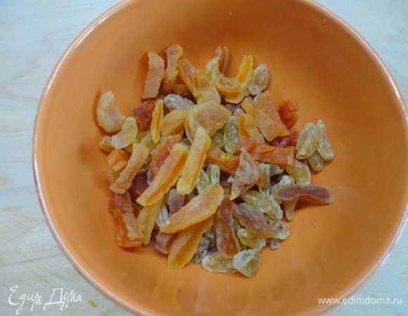 Курагу нарезать соломкой.