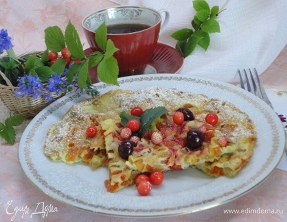 Перед подачей перевернуть на блюдо, посыпать сахарной пудрой, полить фруктовым сиропом или жидким вареньем, украсить свежими и консервированными ягодами и листиком мяты.