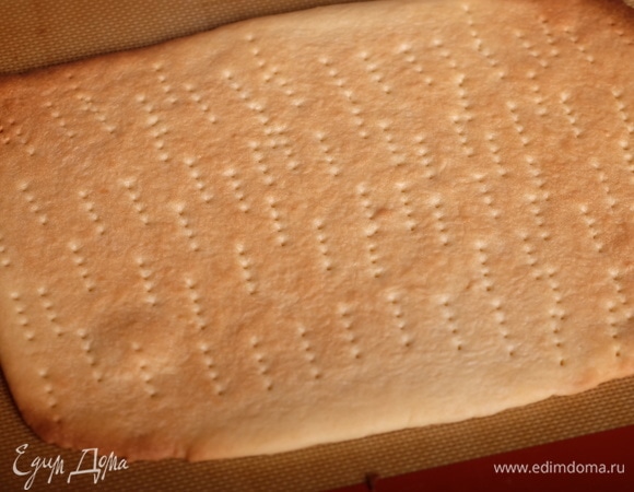 Выпечь корж в хорошо разогретой духовке в течение 7 минут — корж должен слегка зазолотиться.