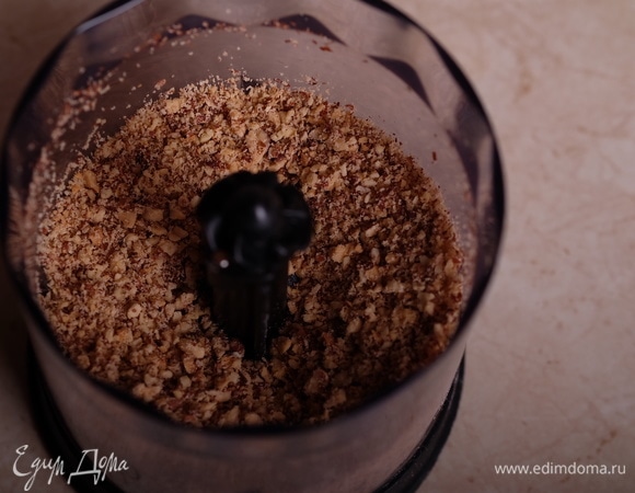 Предварительно обжаренный и охлажденный миндаль измельчить в блендере достаточно мелко, но в муку не нужно.