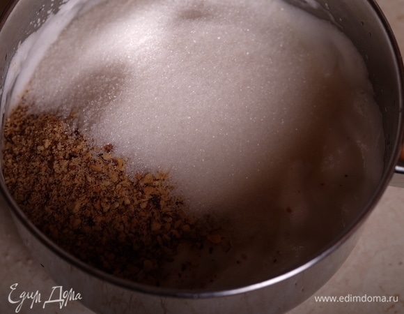 Белки взбить в крепкую пену, перенести их в сотейник, добавить сахар и измельченный миндаль.