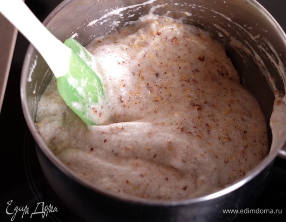 Поставить сотейник на слабый огонь и, непрерывно помешивая, нагреть массу до кипения. Следите — масса может очень быстро подгореть!