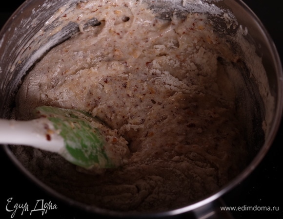 Немного охладить белковую смесь и вмешать муку.