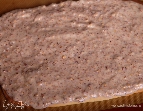 Аккуратно распределить миндальную смесь поверх песочного коржа ровным слоем, оставить примерно на час при комнатной температуре, чтобы верх слегка заветрился. Я не оставляла — все и так прекрасно получилось.