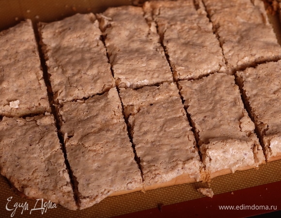 Выпекать пласт при 160°C 20–25 минут. Вынуть пласт из духовки и сразу же нарезать на прямоугольники (или квадраты). Если печенье остынет, разрезать уже не удастся — оно затвердеет и будет крошиться и ломаться.