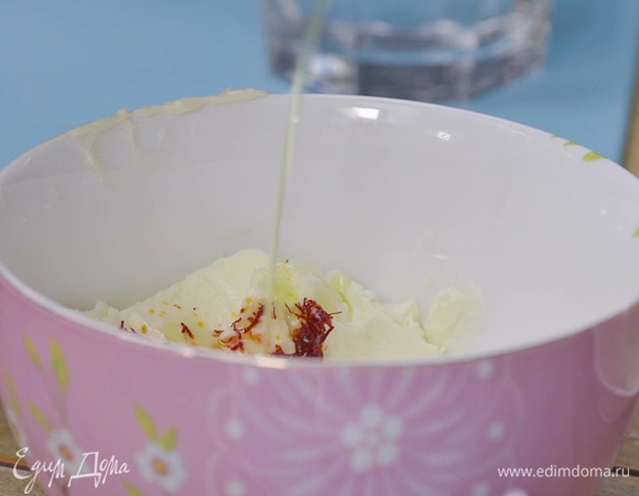 Шафран замочить 1 ст. л. горячей воды, перемешать. Добавить шафран к сливочному маслу и влить немного оливкового. Перемешать.