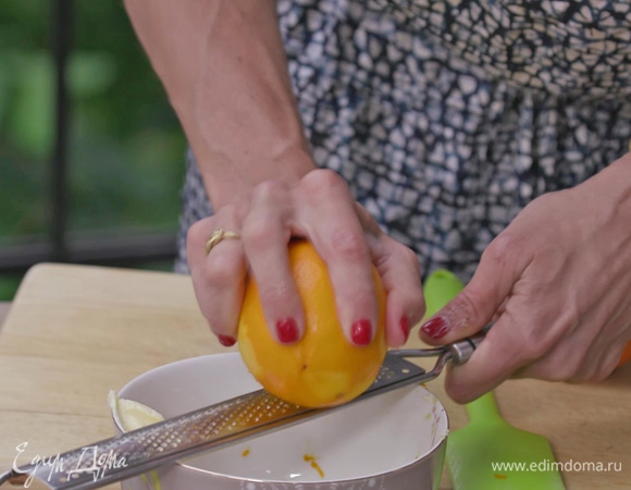 Цедру лимона натереть и добавить к третьей части масла.