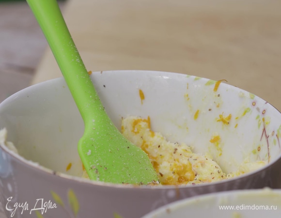 Добавить соль, перец и чайную ложку оливкового масла. Перемешать.