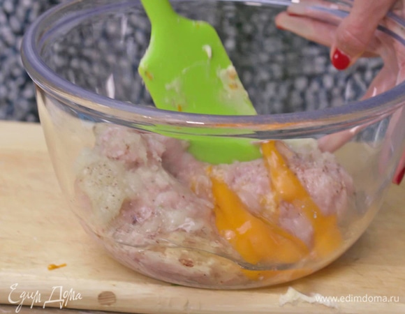 В куриный фарш добавить натертый лук, соль, перец и вбить 1 яйцо. Тщательно перемешать.