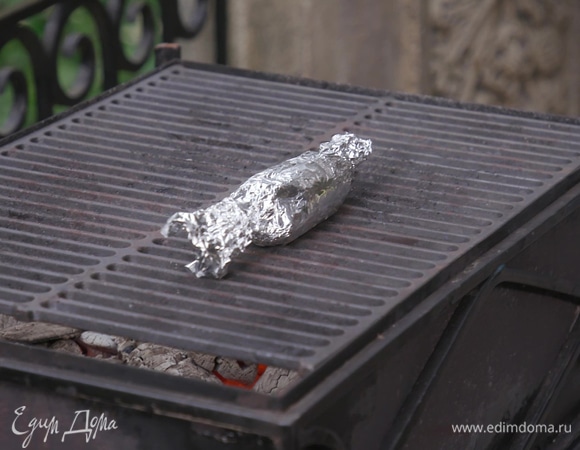 Котлеты положить на гриль и готовить 15–20 минут.