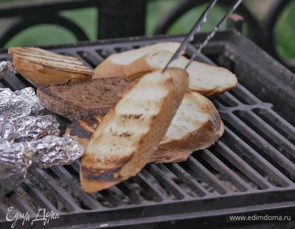 Оба вида хлеба нарезать на кусочки и слегка обжарить на гриле.
