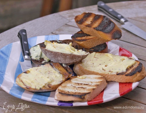 Смазать гренки разными видами масла.