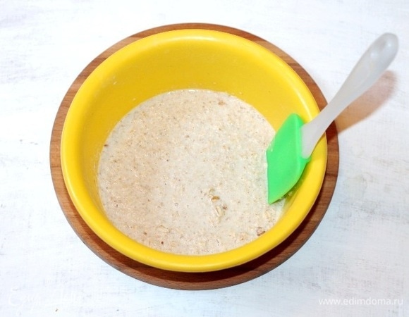 Перемолотые в кофемолке хлопья заливаем горячим молоком. Добавляем щепотку соли и перемешиваем. Даем хлопьям «набухнуть» минут 15.