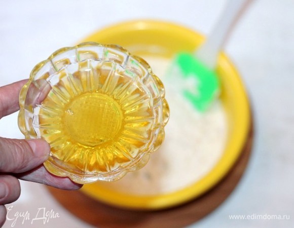 Добавляем в тесто жидкий мед, 1 ст. л. растительного масла, ванилин, семолину и творог. Вымешиваем однородное тесто.