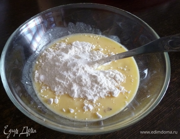 Всыпать муку и разрыхлитель. Муки может понадобиться больше, все зависит от размера яйца и влажности сметаны.