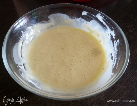 Тесто получается чуть гуще, чем на блинчики.