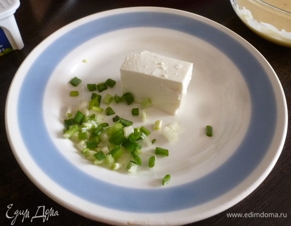 Для начинки я взяла сербскую брынзу и зеленый лук. Лук нарезать, брынзу размять вилкой и смешать их вместе.