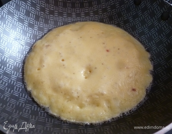 На сковороду с небольшим количеством растительного масла вылить несколько ложек теста и жарить блинчик на умеренном огне. У меня маленькая сковорода диаметром 12 см, из этого количества теста получилось 2 блинчика.