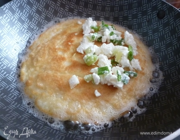 И на один край выложить начинку из брынзы с луком.