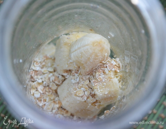 Банан режем кусочками, добавляем овсяные хлопья.