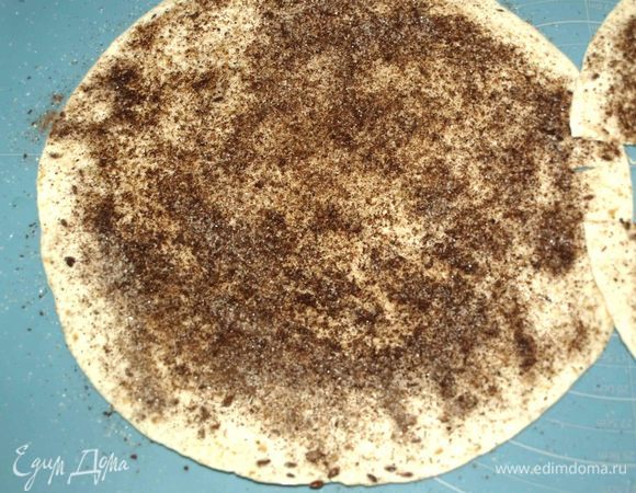 Духовку разогреть до 180°C. Корицу смешать с сахаром. Тортильи смазать растительным маслом и посыпать сахаром с корицей.