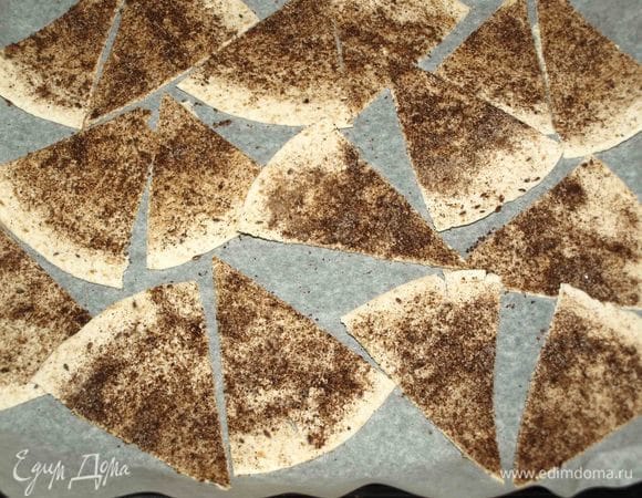 Разрезать тортильи на сегменты. Складываем на противень, застеленный пекарской бумагой. Отправляем в духовку на 10 минут.