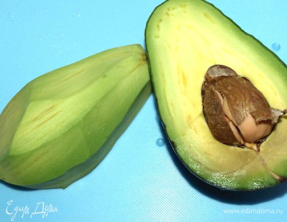 Авокадо очистить, удалить косточку. Нарезать кубиками.