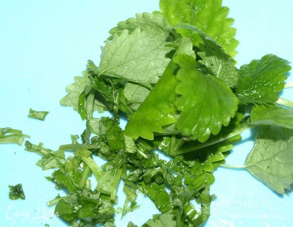 Мелиссу и петрушку мелко порубить.