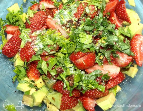 Соединить в чашке клубнику и авокадо. Добавить соль, перец чили хлопьями (можно использовать свежий перец по вкусу), рубленую петрушку, мелиссу, лимонный сок, растительное масло, сахар. Перемешать.