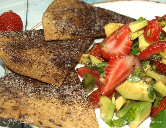 Выкладываем на тарелку салат. Сервируем чипсами. Подаем.