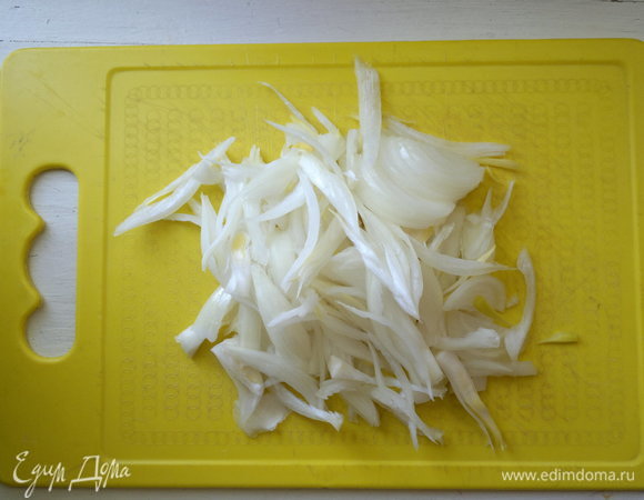 Лук почистить, разрезать вдоль пополам и нарезать соломкой. Если лук крупный, то можно взять одну большую луковицу. У меня 2 небольших луковицы.