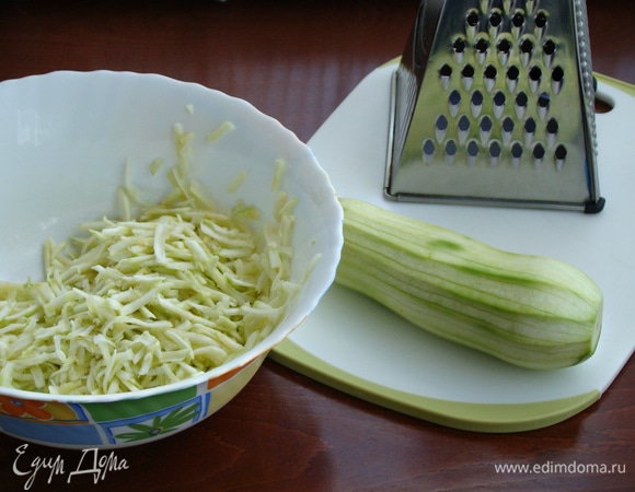 Кабачки очистить от шкурки и, натерев на крупной терке, посолить, оставить минут на 10–15.