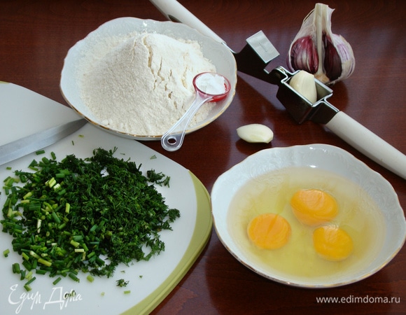 Подготовить остальные ингредиенты. Укроп и зеленый лук нашинковать.