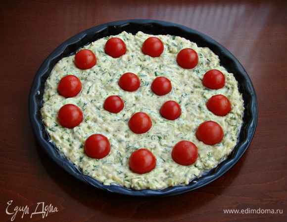 Сверху, слегка вдавливая, уложить помидорки черри. Поставить в разогретую до 170–180°C духовку примерно минут на 30.