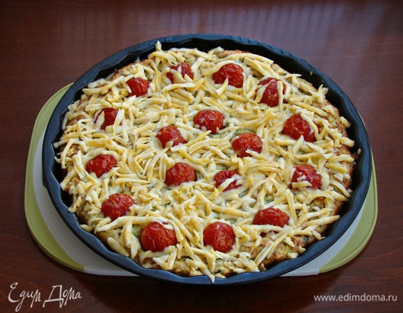 Через полчаса пиццу достать и сверху посыпать тертым на крупной терке сыром. Поставить обратно в духовку примерно минут на 10.