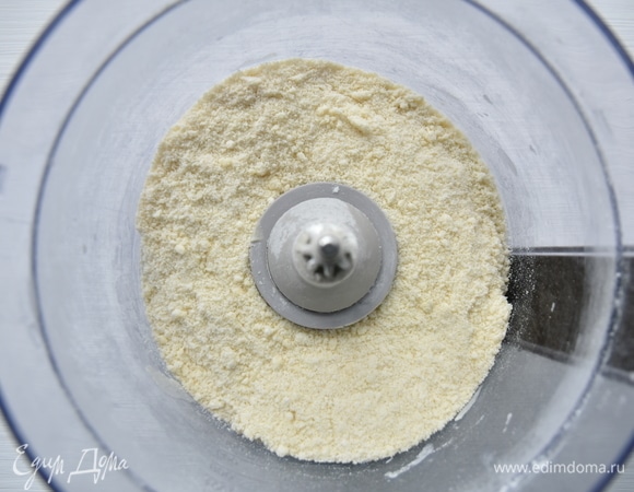 Смешать масло с мукой и сахарной пудрой до образования крошки.