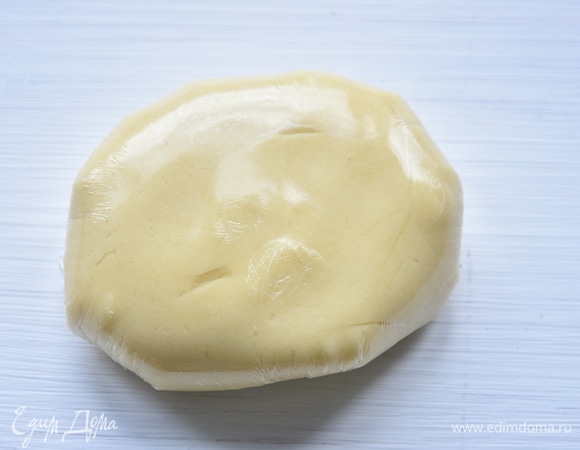 Получившееся тесто завернуть в полиэтиленовую пленку и охладить в холодильнике в течение часа.