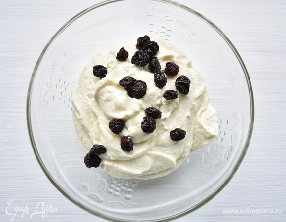 В творожную массу добавить вяленую вишню. Отдельно взбить белки, ввести в начинку, перемешать.