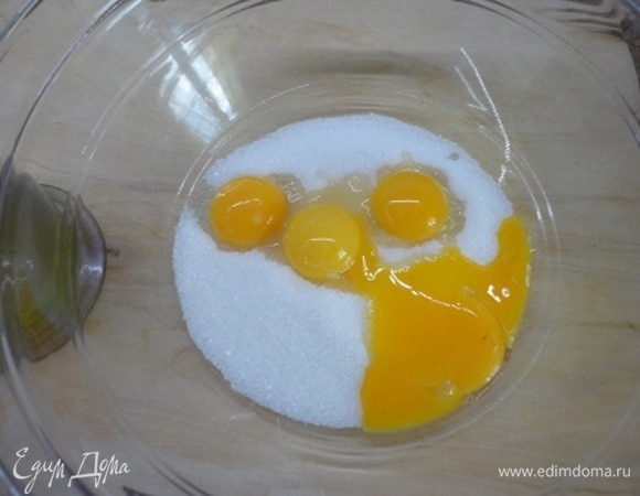 Желтки отделить от белков и взбить с сахаром добела.