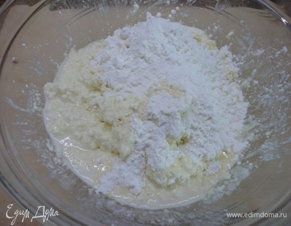 Добавляем творог и очень хорошо пробиваем погружным блендером, чтобы не было крупинок (но если вы любите творог с крупинками, то эту операцию опускаем), добавляем два пакетика пудинга (каждый весом 54 г) и хорошо перемешиваем.