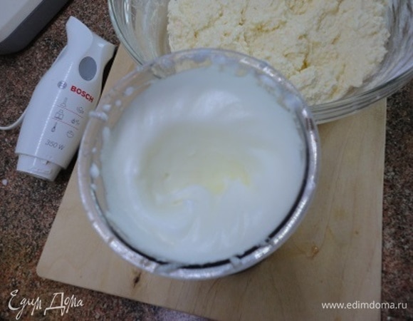 Белки взбиваем со щепоткой соли до мягких пиков.