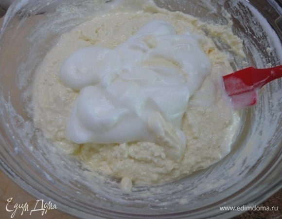 Аккуратно соединяем белки и творожную смесь.