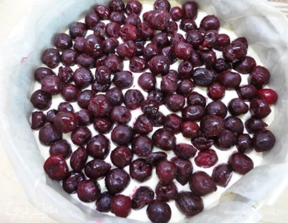 Разъемную форму диаметром 26–23 см (у меня 23 см) смазываем маслом или выстилаем пекарской бумагой, выливаем творожную массу и сверху выкладываем вишню.