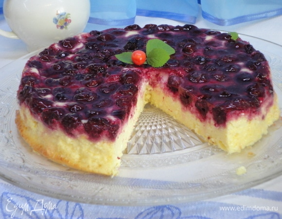 Хороша запеканка и в теплом виде. Можно со сметаной или посыпать сахарной пудрой. Вкусно в любом виде — очень нежная структура!