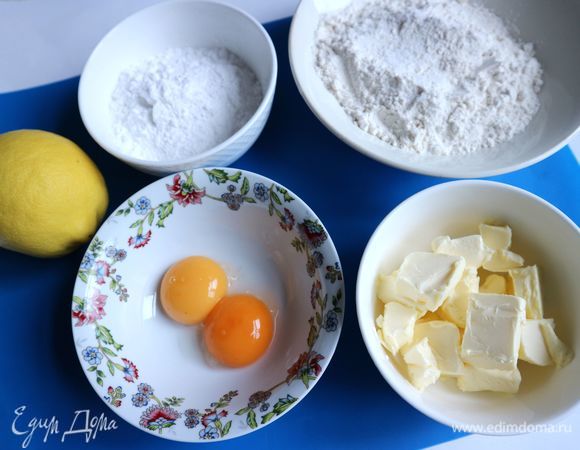 Приготовить все необходимое для приготовления теста. Отделить белки от желтков. Потребуется примерно два желтка или немного больше (всего надо 40 грамм желтков). Холодное сливочное масло нарезать кубиками.