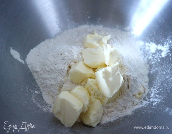 В кухонный комбайн засыпать муку, соль и холодное сливочное масло.